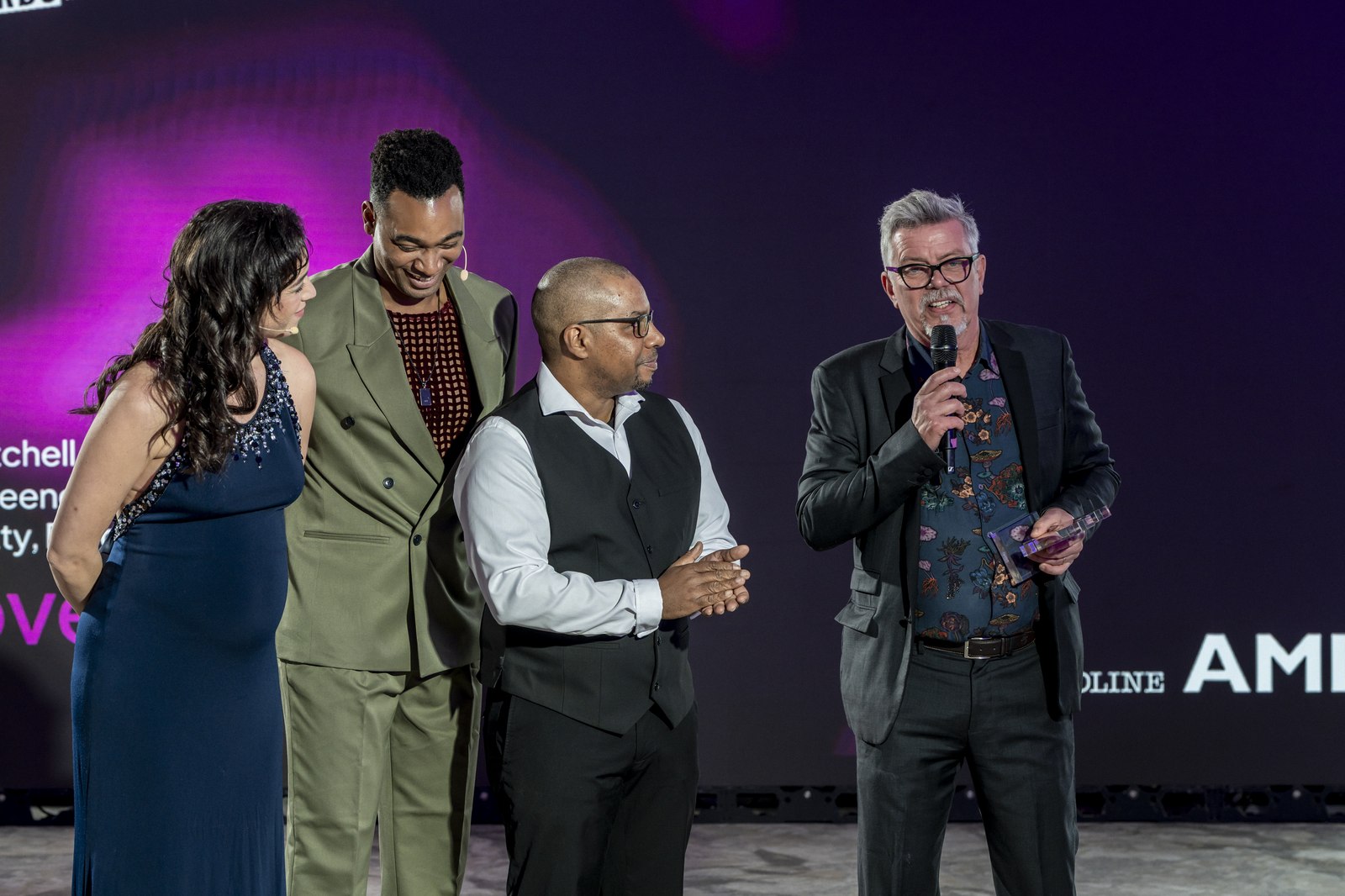 Steven Luchel remettant un prix aux Global Entertainment Awards 2026